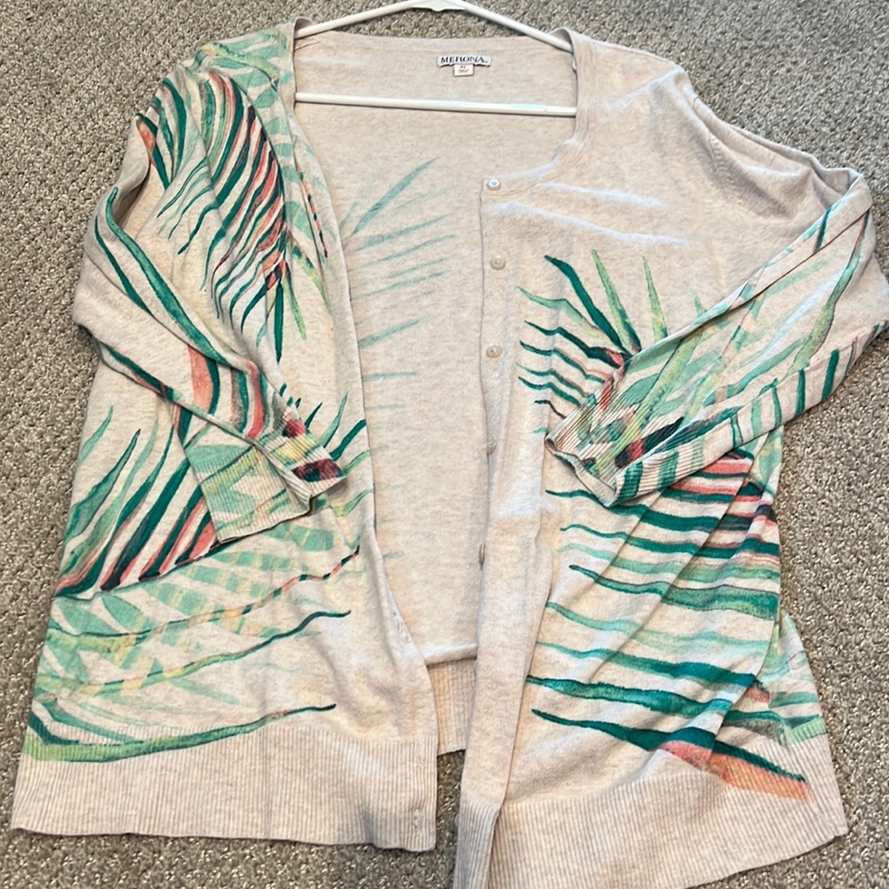 Buttoned cardigan with floral/tropical print